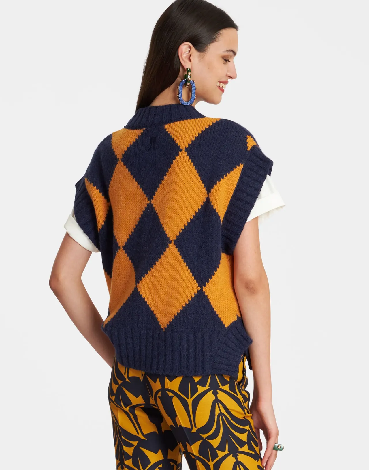 Gilet Invernale La DoubleJ - Fantasia Diamante in Lana Blu Navy con Dettagli Senape  
Prendi lo Stile Autunnale con un Tocco Vintage