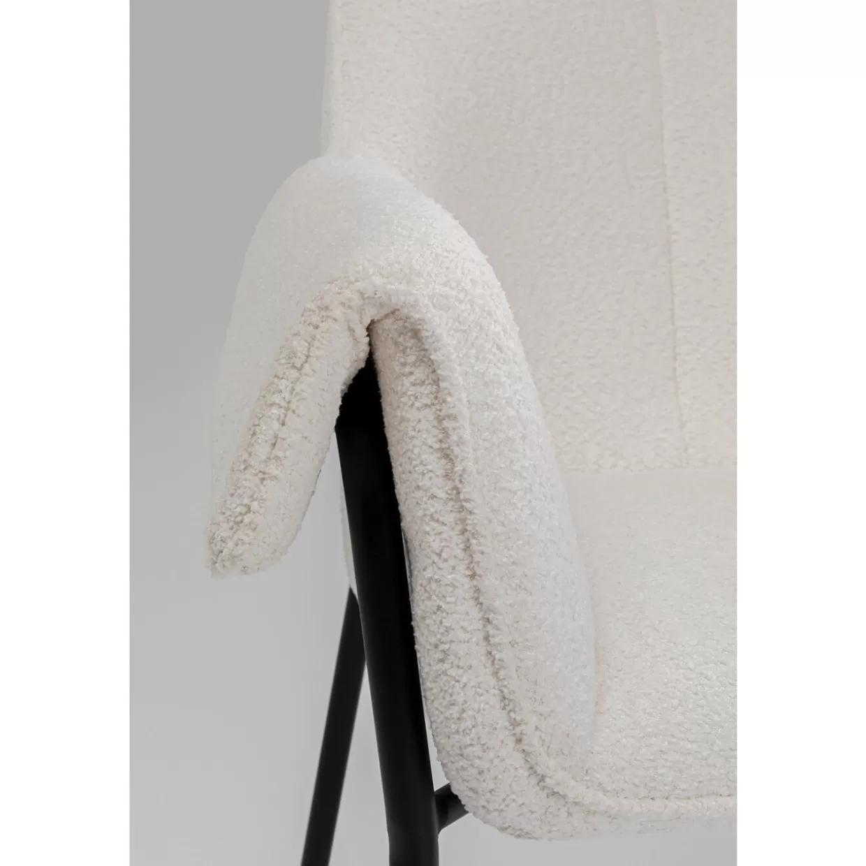 KARE Design: Poltrona Bess con braccioli in tonalità crema - Eleganza e comfort per il tuo arredo 

(：，，。