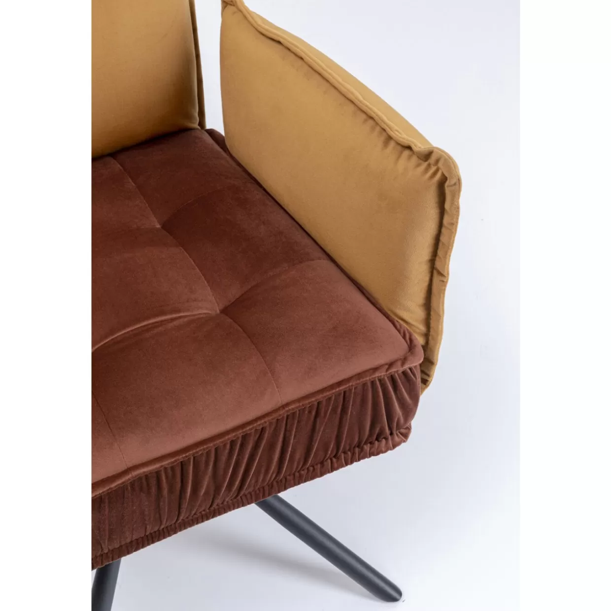 Chelsea: Poltrona Moderna con Braccioli in Finto Pelle Marrone Scuro by KARE Design