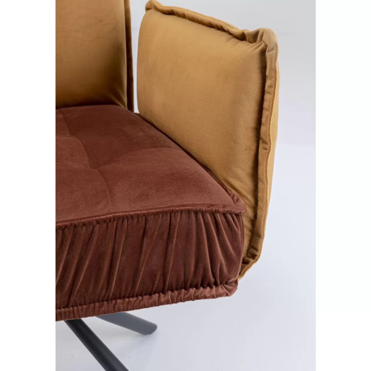 Chelsea: Poltrona Moderna con Braccioli in Finto Pelle Marrone Scuro by KARE Design