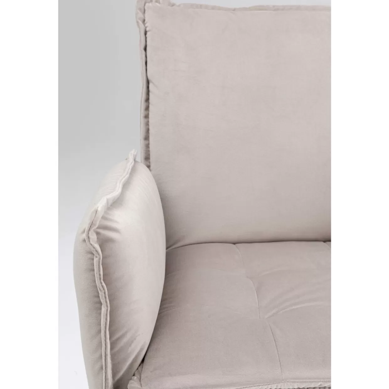 Poltrona Chelsea Grigio Antracito - Design ergonomico con braccioli moderni by KARE
