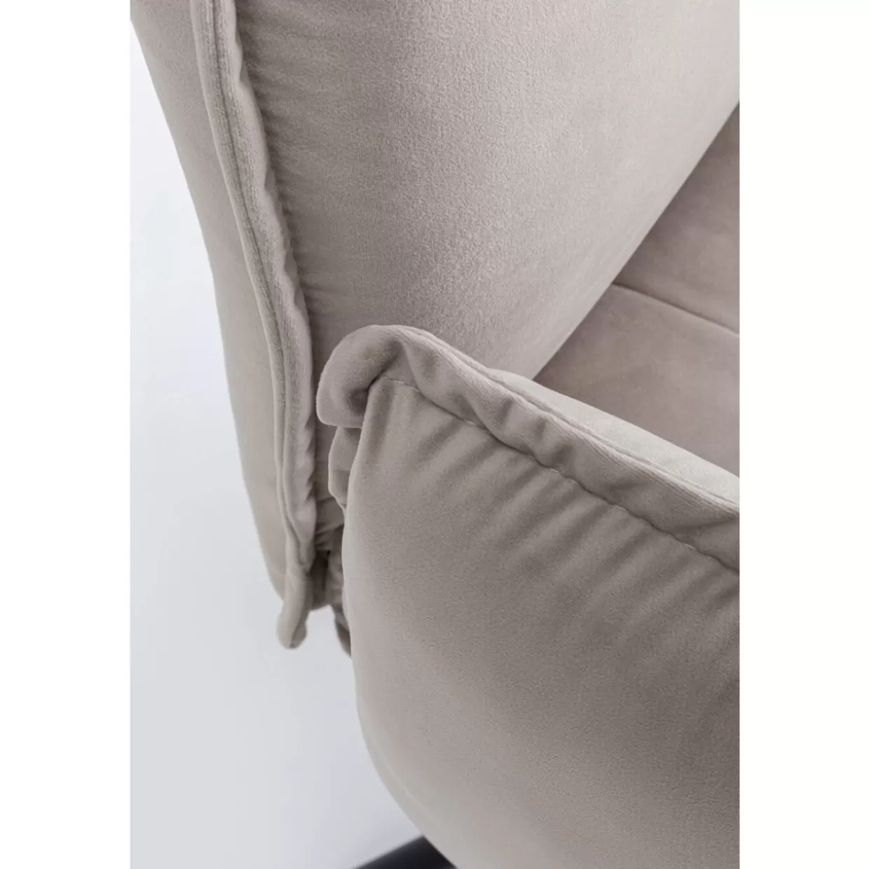 Poltrona Chelsea Grigio Antracito - Design ergonomico con braccioli moderni by KARE