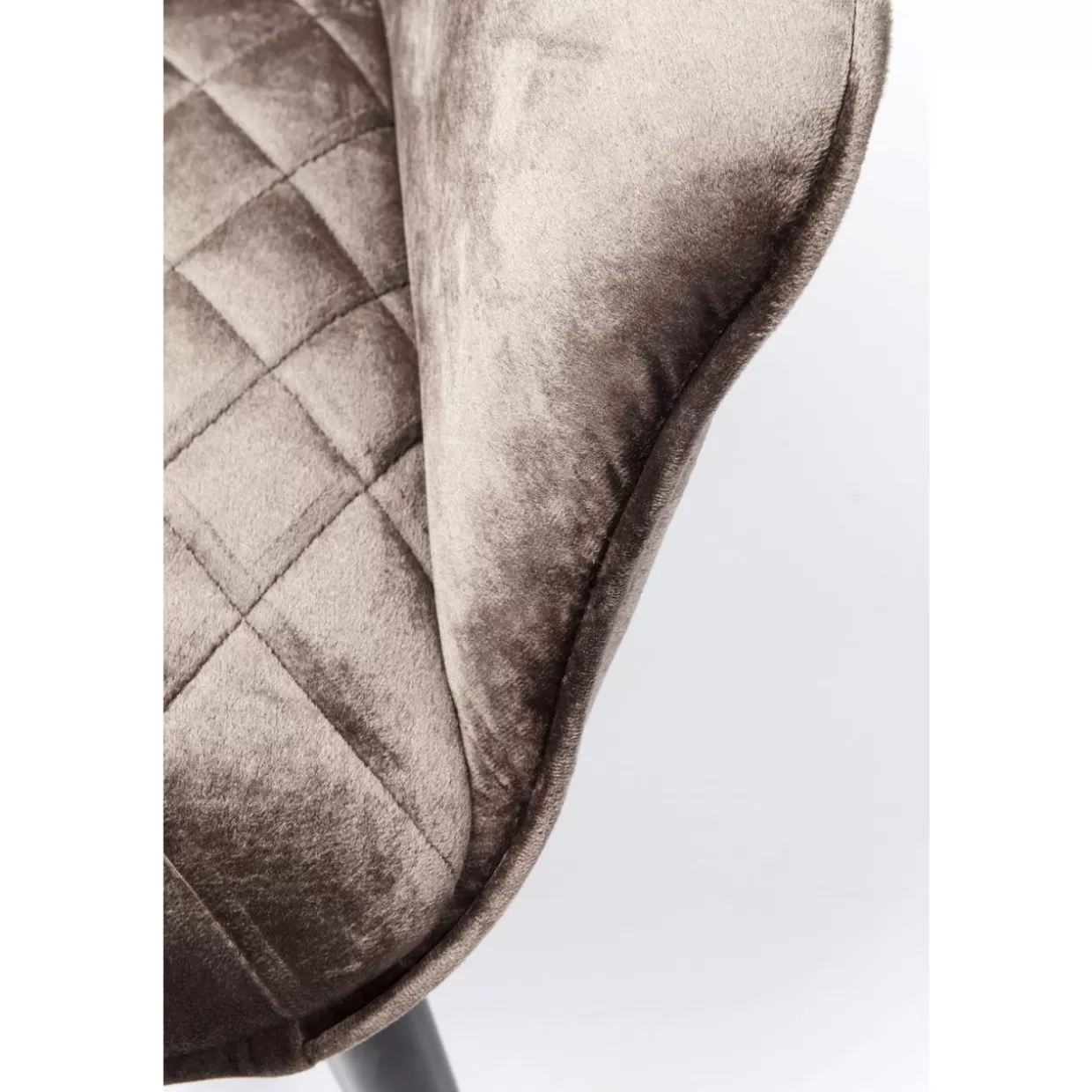 Poltrona Dream con braccioli - Elegante design e comfort raffinato in tonalità calda nocciola | Realizzata da KARE Design