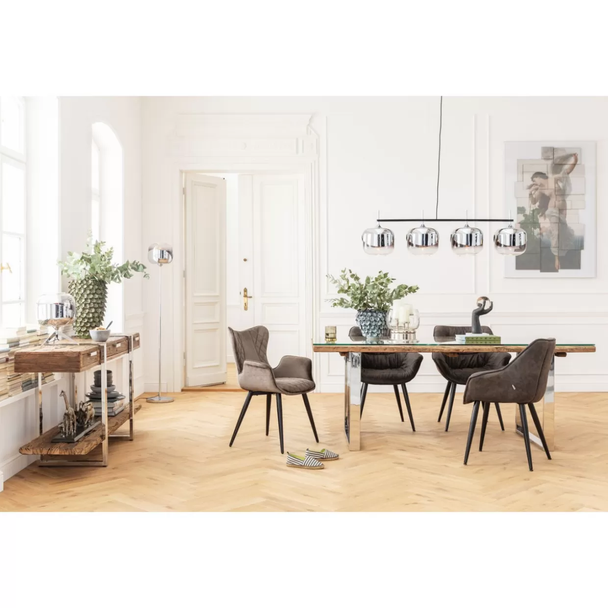 Poltrona Dream con braccioli - Elegante design e comfort raffinato in tonalità calda nocciola | Realizzata da KARE Design