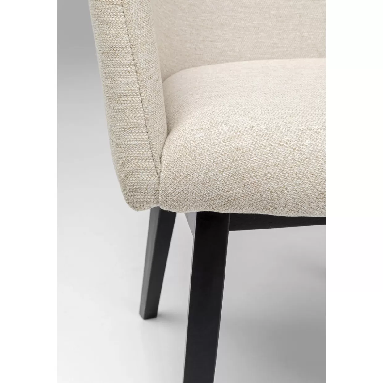 KARE Arredamenti - Poltrona Modino in tessuto crema, elegante e confortevole con braccioli