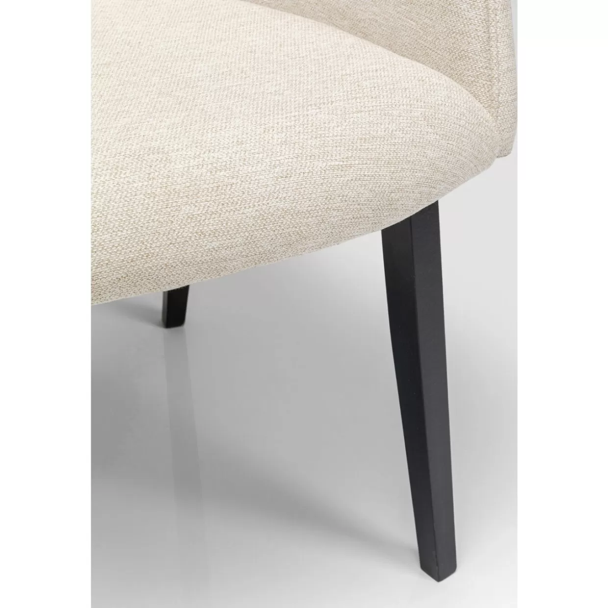 KARE Arredamenti - Poltrona Modino in tessuto crema, elegante e confortevole con braccioli
