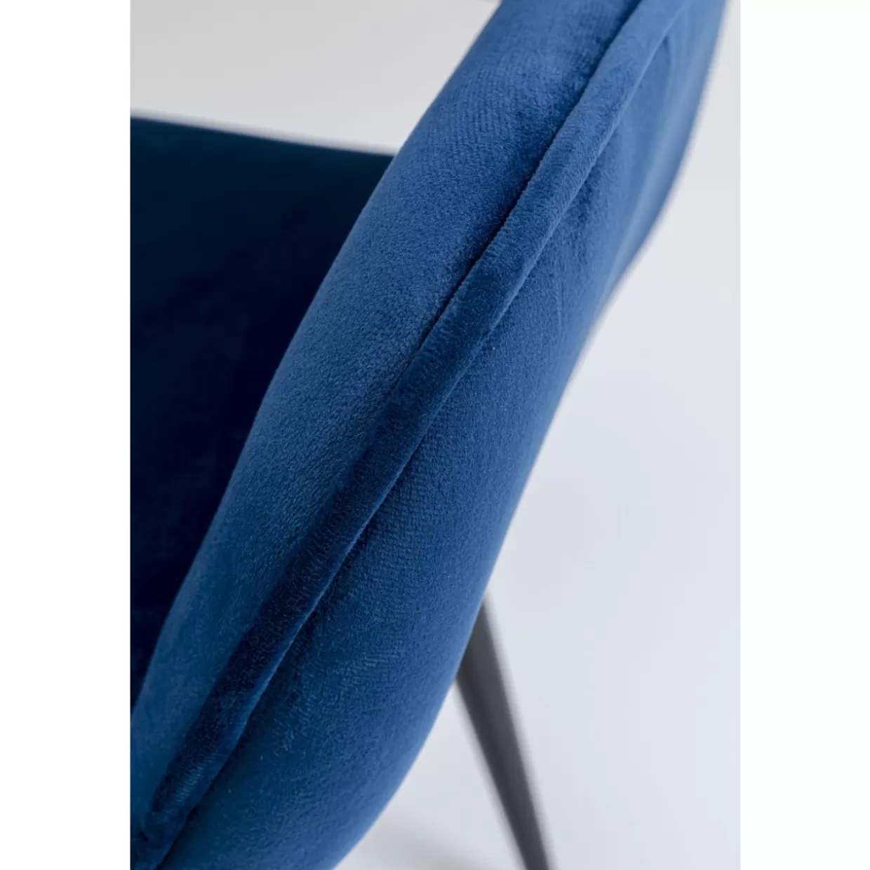 Poltrona design San Francisco blu marino con braccioli - Linea elegante KARE Design