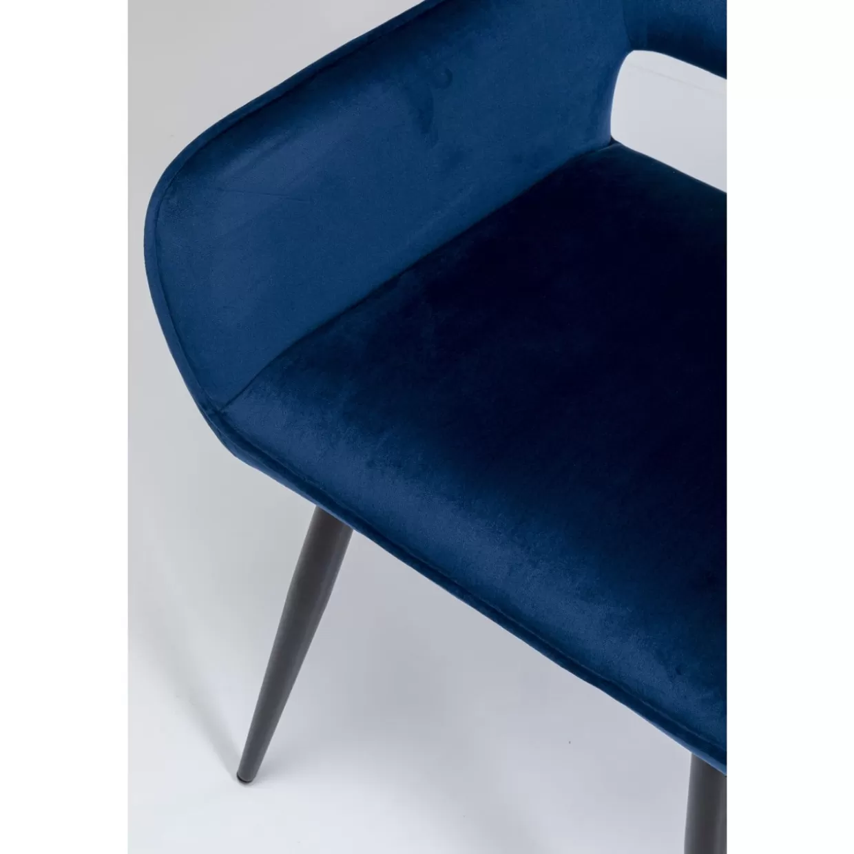 Poltrona design San Francisco blu marino con braccioli - Linea elegante KARE Design