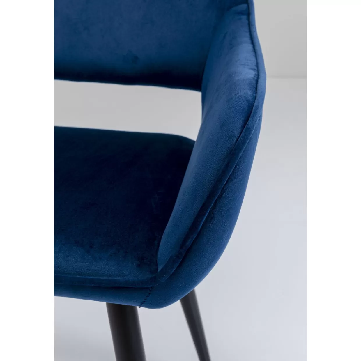 Poltrona design San Francisco blu marino con braccioli - Linea elegante KARE Design