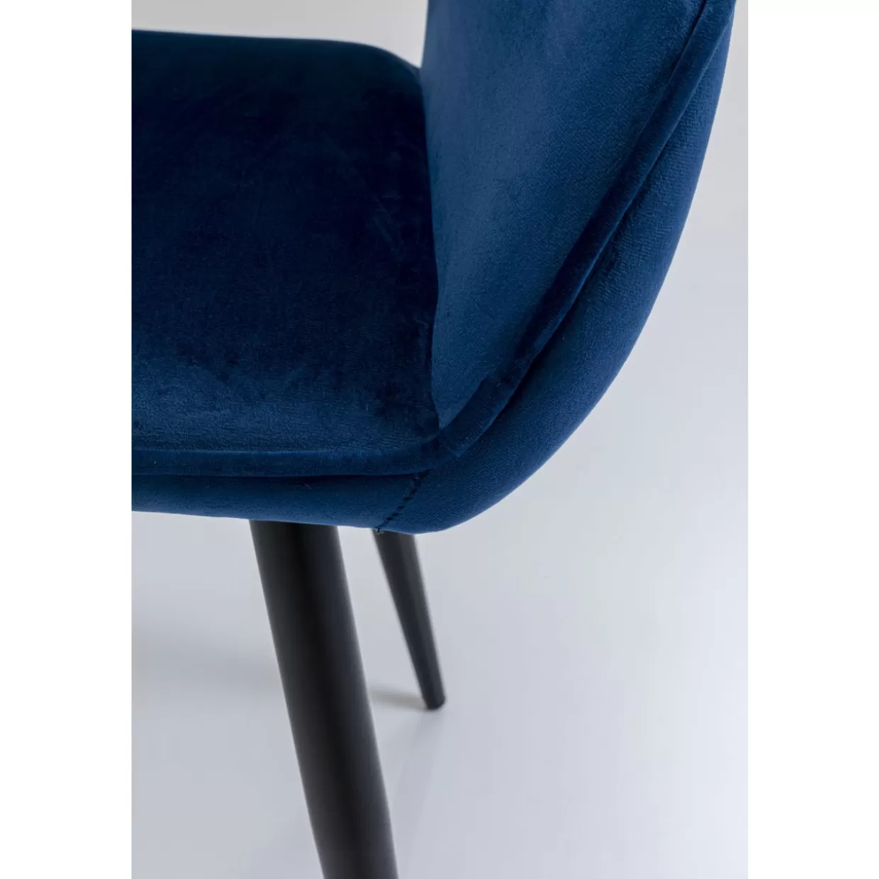 Poltrona design San Francisco blu marino con braccioli - Linea elegante KARE Design