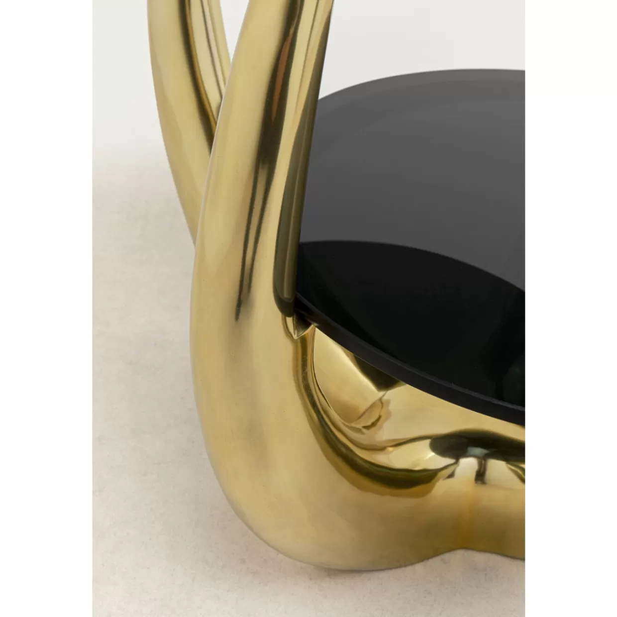 Tavolino design moderno Piera 53x55 cm - Complemento d'arredo KARE per soggiorno o camera, struttura stilizzata in metallo finitura opaca. Forme geometriche contemporanee con dettaglio porta-riviste integrato. Disponibile in tre tonalità neutre.