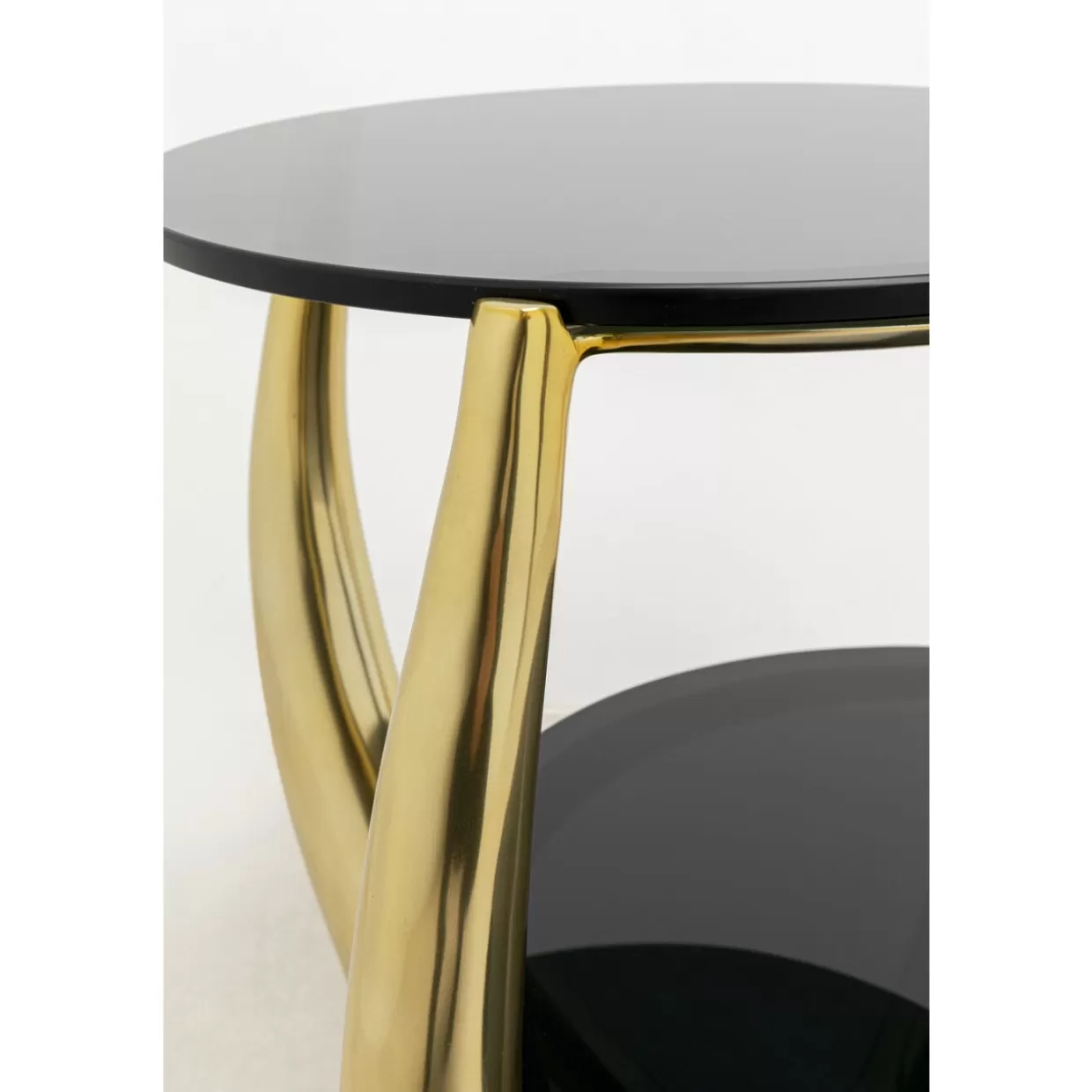 Tavolino design moderno Piera 53x55 cm - Complemento d'arredo KARE per soggiorno o camera, struttura stilizzata in metallo finitura opaca. Forme geometriche contemporanee con dettaglio porta-riviste integrato. Disponibile in tre tonalità neutre.