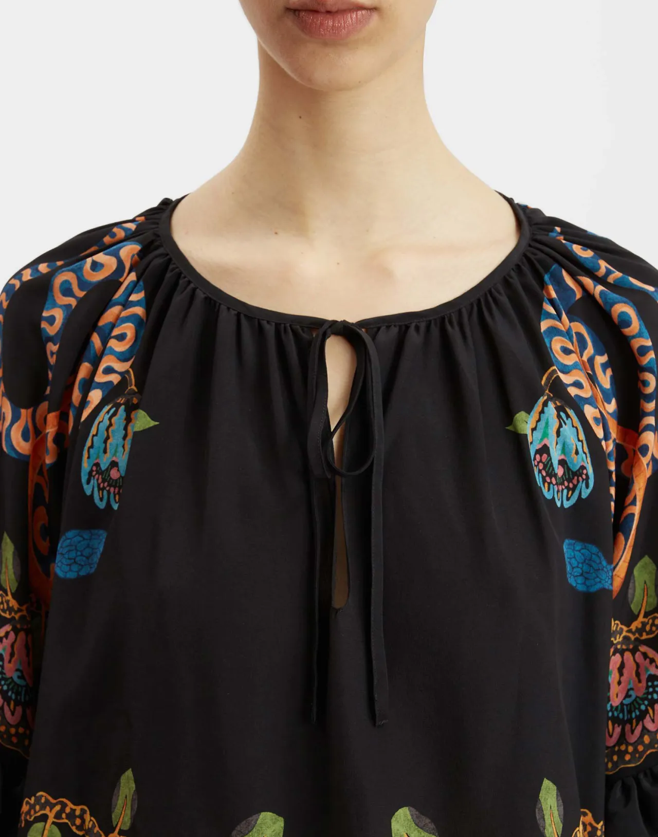 La DoubleJ Blusa Boho Eve - Nero Crepe di Cina con Prezzo Speciale



Camicia Boho Chic La DoubleJ - Nero Eve in Tessuto Crepe di Cina | Edizione Esclusiva



Blusa Primavera La DoubleJ - Taglio Boho in Crepe di Cina, Colore Eve Nero con Sconto Flash