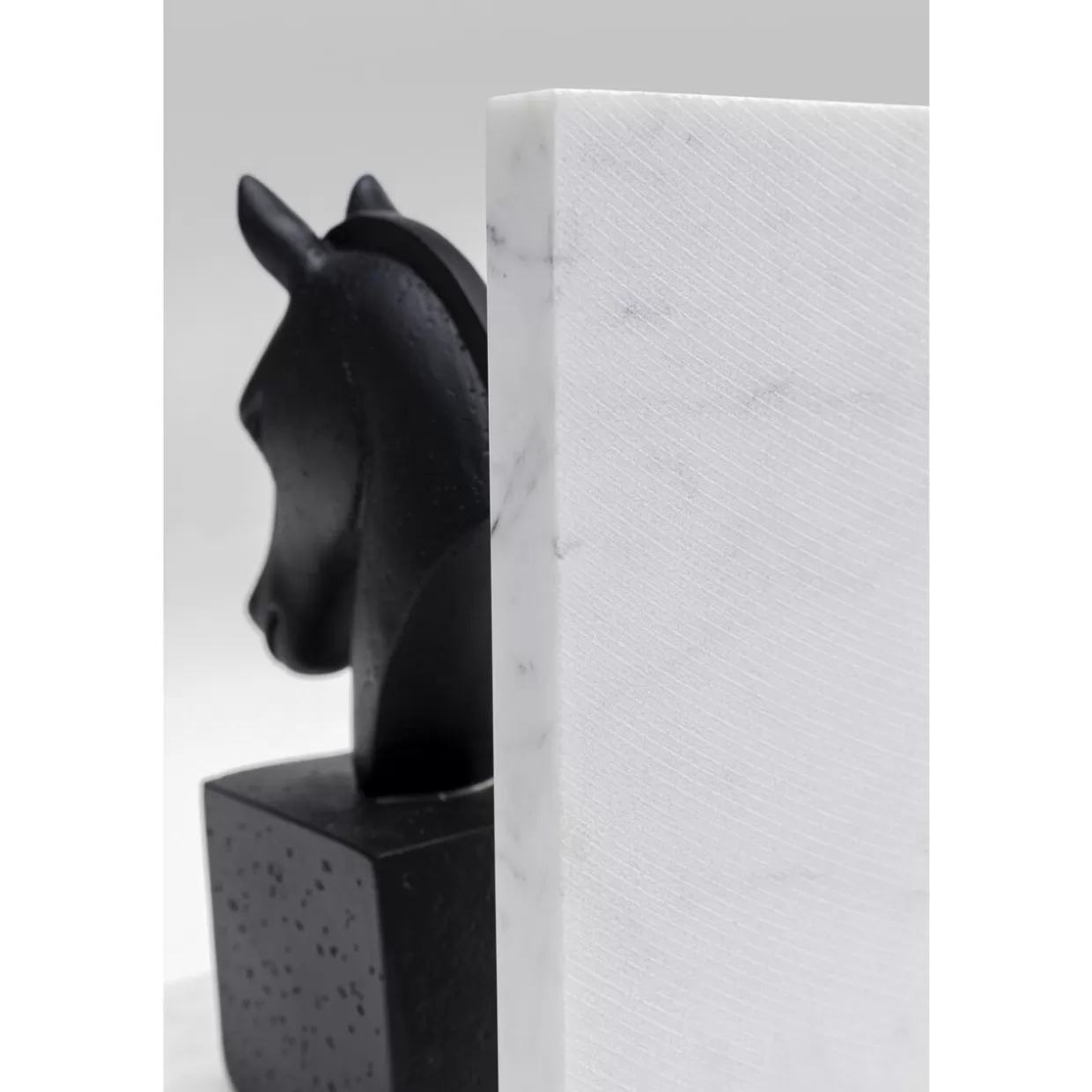 Cavallini Porta-Libri Artistici KARE - Coppia Decorativa per Librerie Moderni 

Accessori da Scrivania in Stile Equino - Set di 2 Soggetti Libreria KARE Design 

Portalibri Creativi a Forma di Cavallo - Duetto Decorativo per Appassionati d'Arredamento