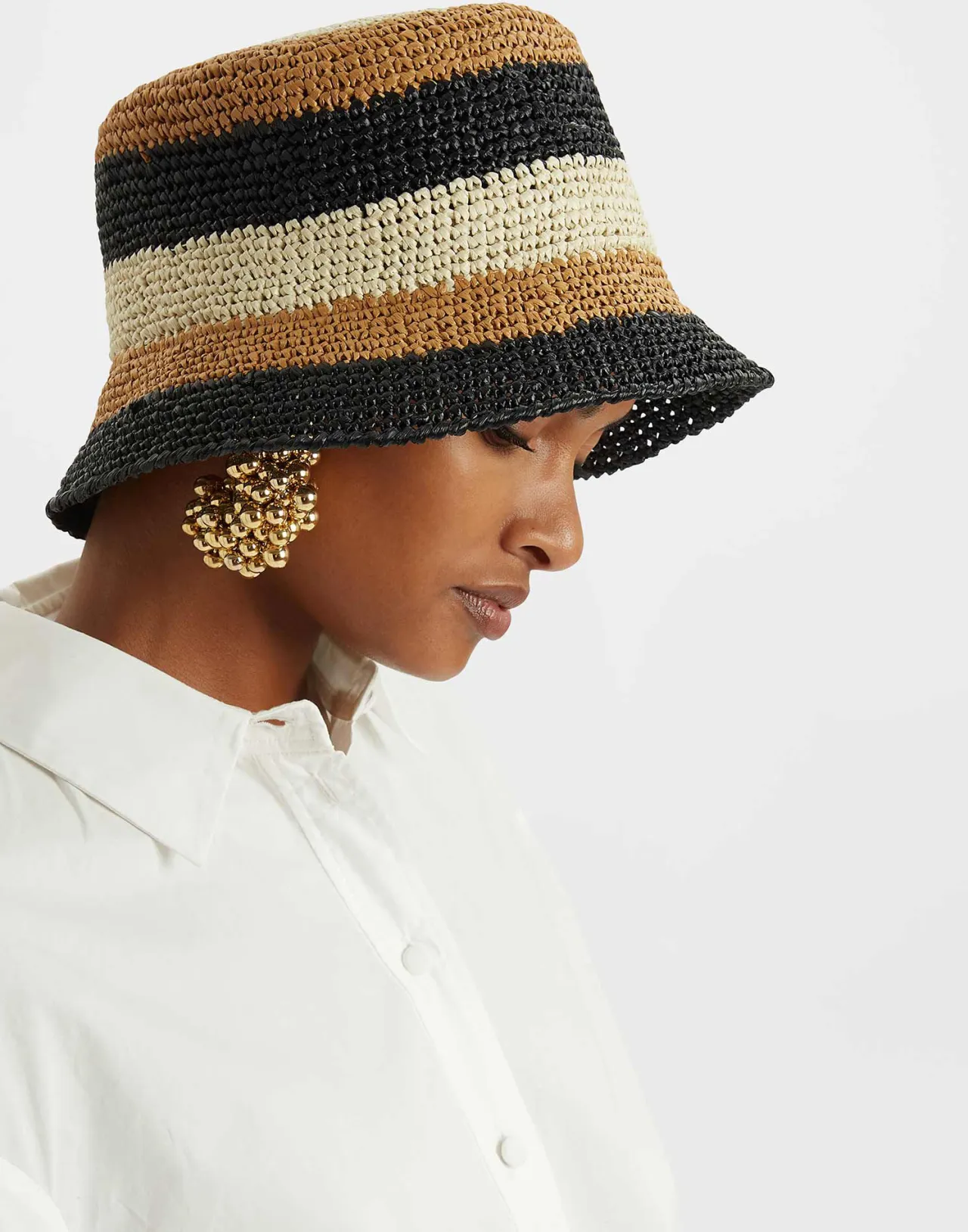 Cappello Bucket La DoubleJ - Trama Artigianale in Rafia con Accostamento Beige Chiaro e Grigio 

(：，