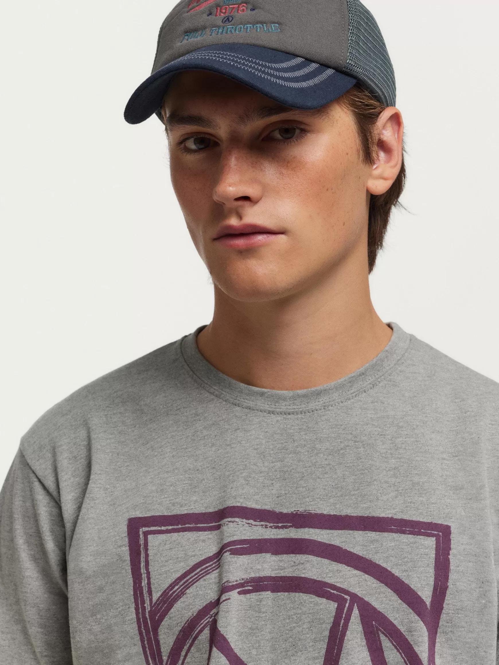 Magliette Uomo Alvaro Moreno-Teen - Design Logo Iconico per Stile Casual e Giovane 

(Se hai bisogno di variazioni più specifiche o con caratteristiche aggiuntive posso proporre altre opzioni mantenendo le linee guida richieste)