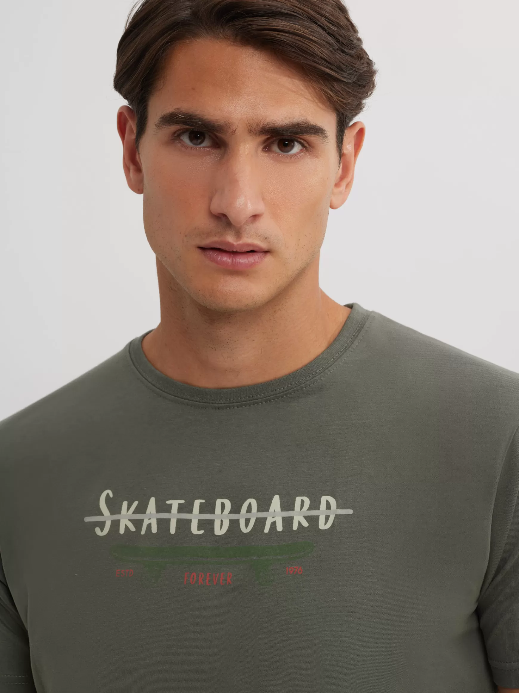 Alvaro Moreno - Magliette Uomo Skateboard Grafiche, Stile Urbano Casual per Appassionati di Streetwear