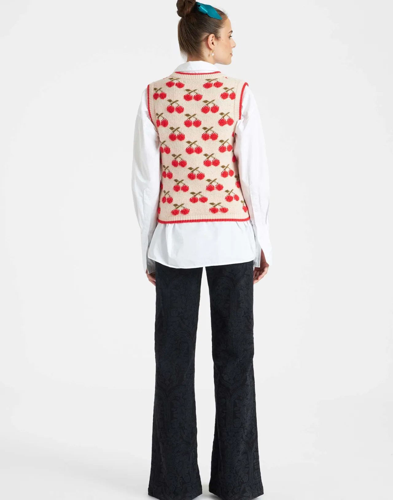 JJ22 Gilet Invernale con Ricamo Ciliegie - Bianco Spento in Pura Lana Cardata - Collezione DoubleJ Autunno