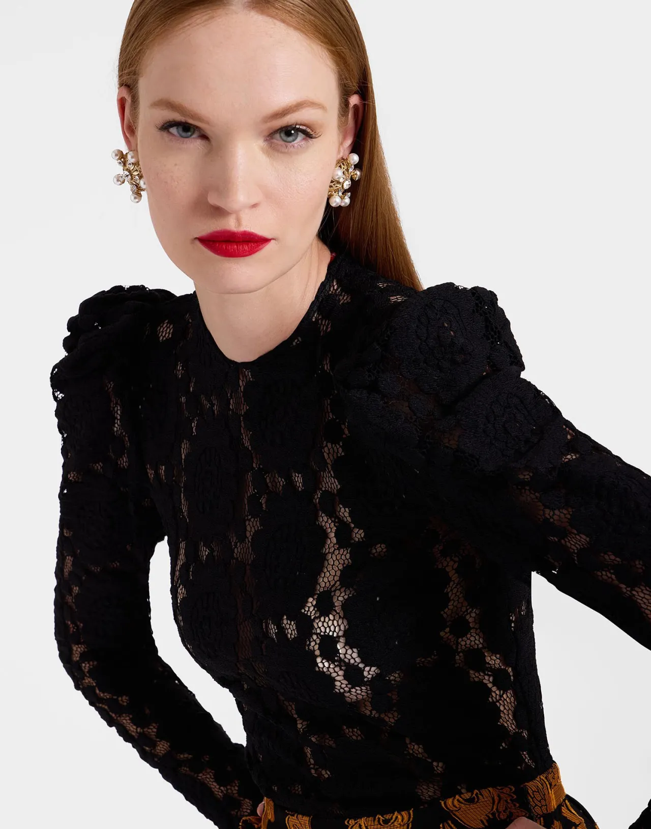 La DoubleJ Outlet: Top Aderente in Pizzo Elasticizzato - Nero Assoluto con Design Intramontabile