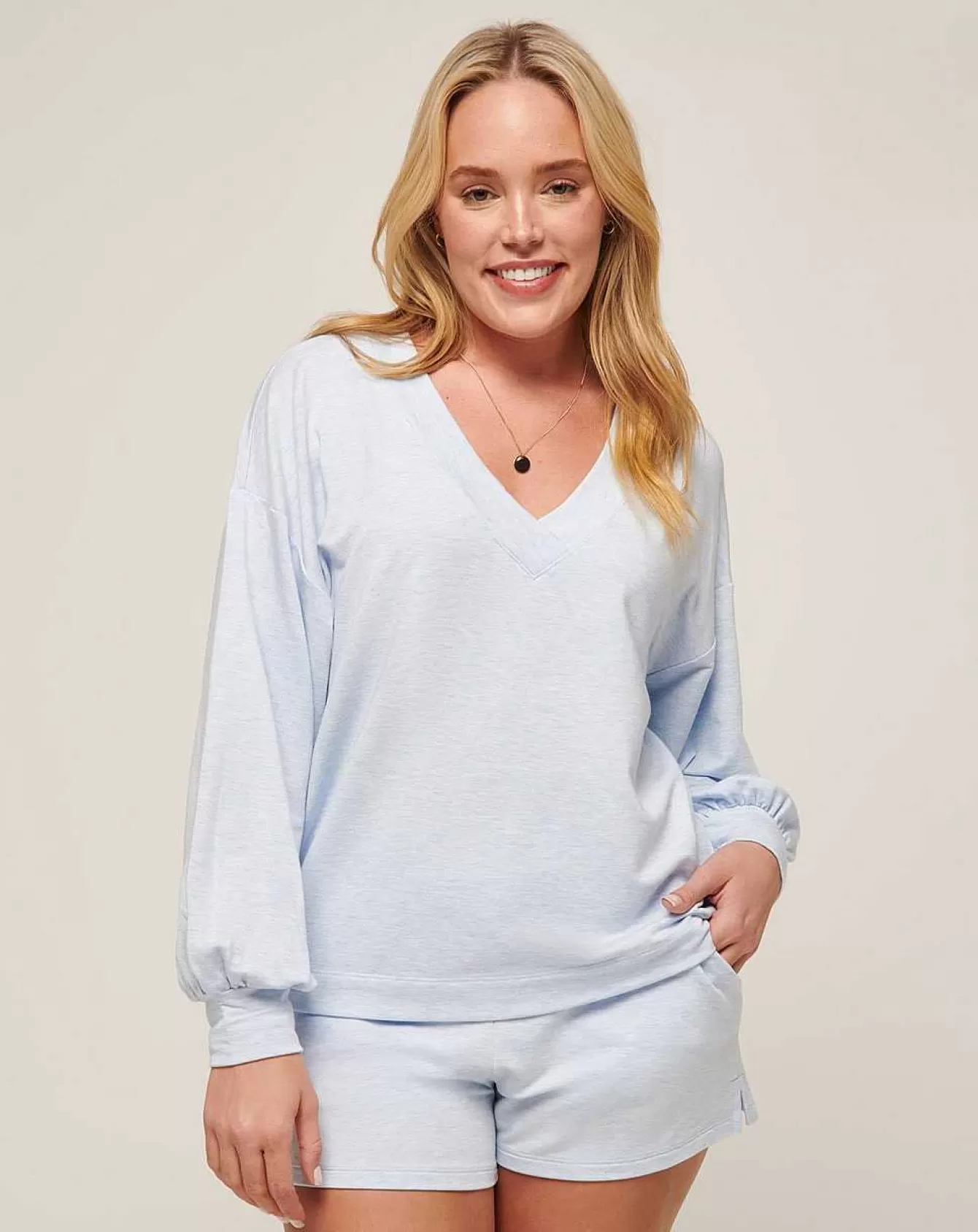 Maglia in Tessuto Soffice Nuvola con Scollo a V - Novità Primavera per Look Casual e Conforto Supremo | Linea Intima Morbida Ideale per il Tempo Libero