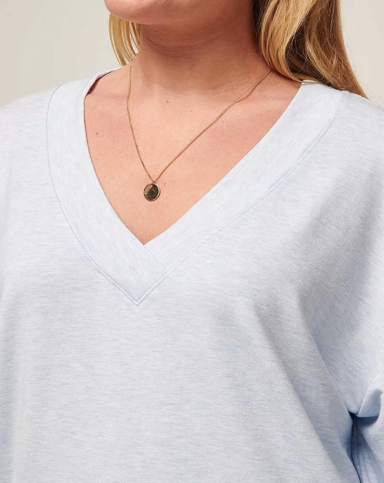 Maglia in Tessuto Soffice Nuvola con Scollo a V - Novità Primavera per Look Casual e Conforto Supremo | Linea Intima Morbida Ideale per il Tempo Libero