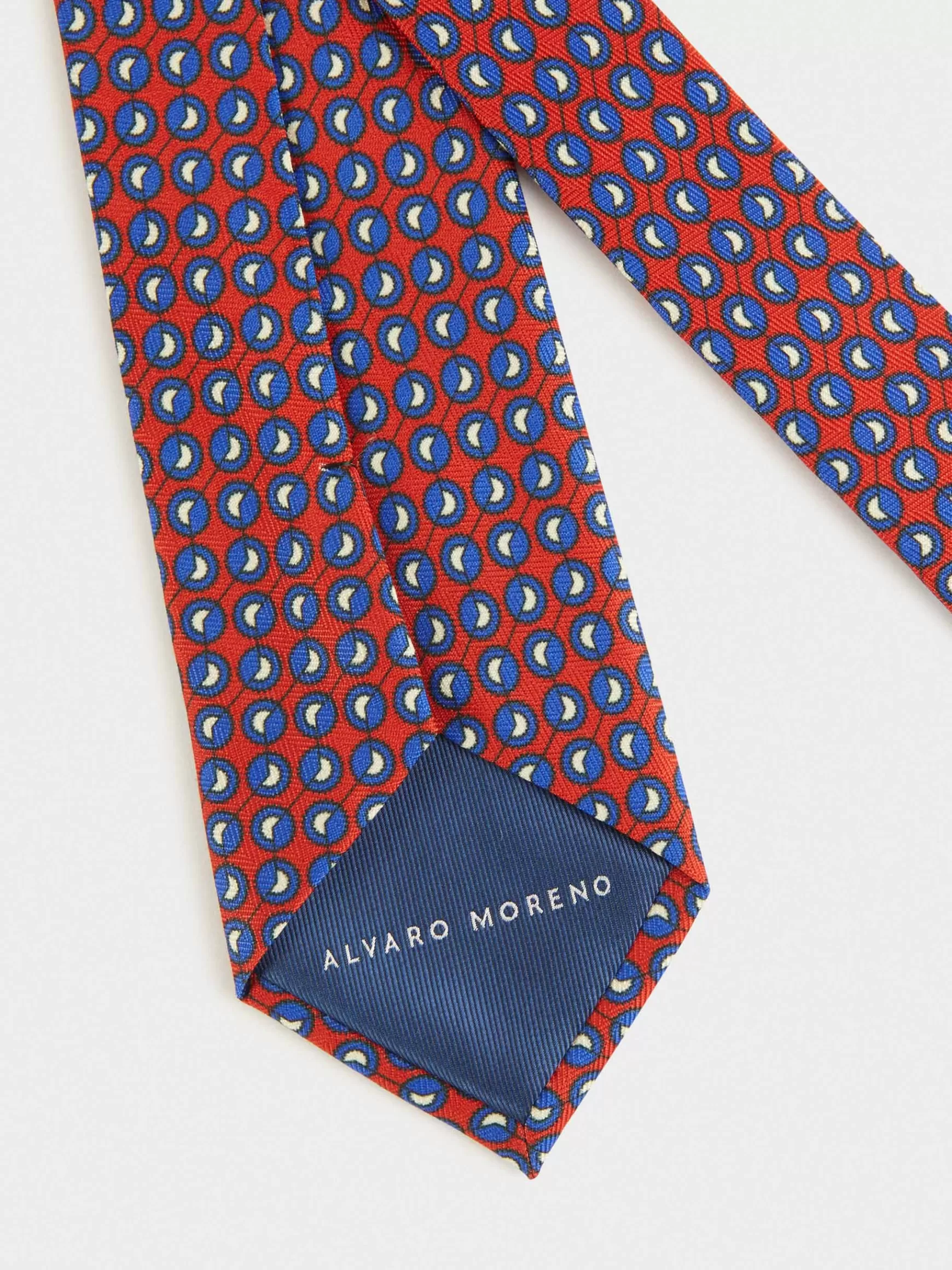 Cravatta Uomo Alvaro Moreno - Design Esclusivo in Seta Jacquard con Stampa Geometrica 

Collezione Primavera 2024 - Accessorio Elegante per Abiti da Cerimonia