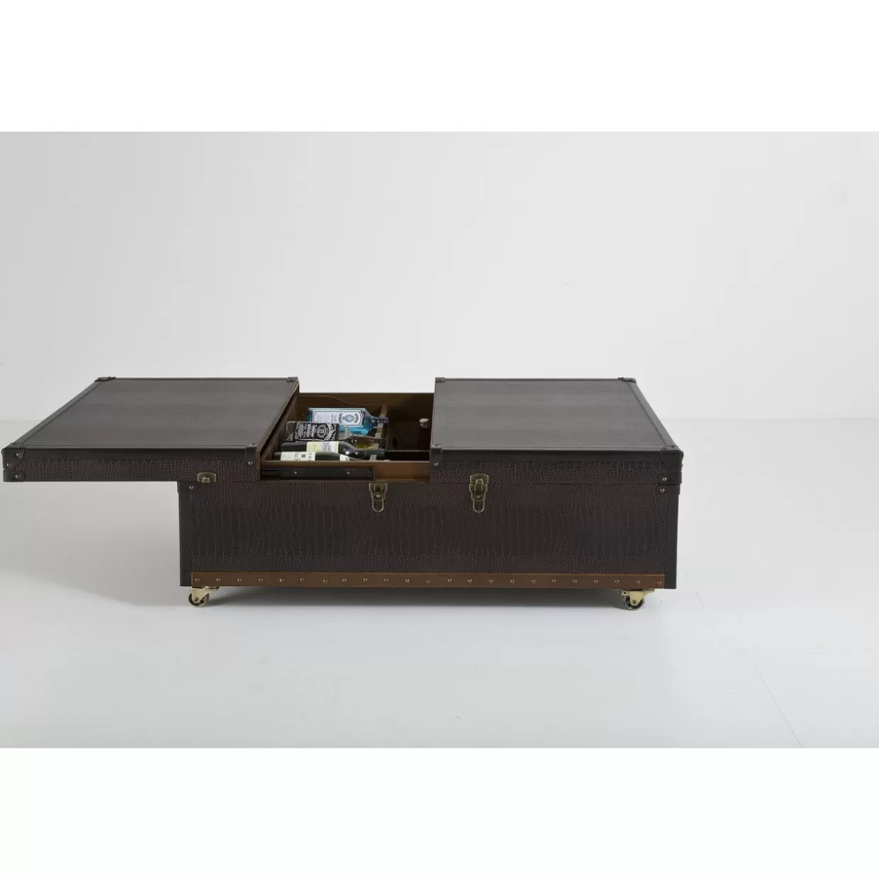 Tavolino da salotto Globetrotter KARE Design - 120x75 cm per ambienti moderni con stile bar 

Tavolino modulare KARE Globetrotter - Formato XXL 120x75 cm per living contemporanei e zone bar 

Tavolino polifunzionale KARE Design - Globetrotter 120x75 cm con ispirazione travel e stile cocktail bar 

Tavolino bar KARE Globetrotter - Progetto modulare 120x75 cm per soggiorni contemporanei 

Tavolino duale KARE Design - Globetrotter 120x75 cm con ispirazione travel per living e cocktail bar
