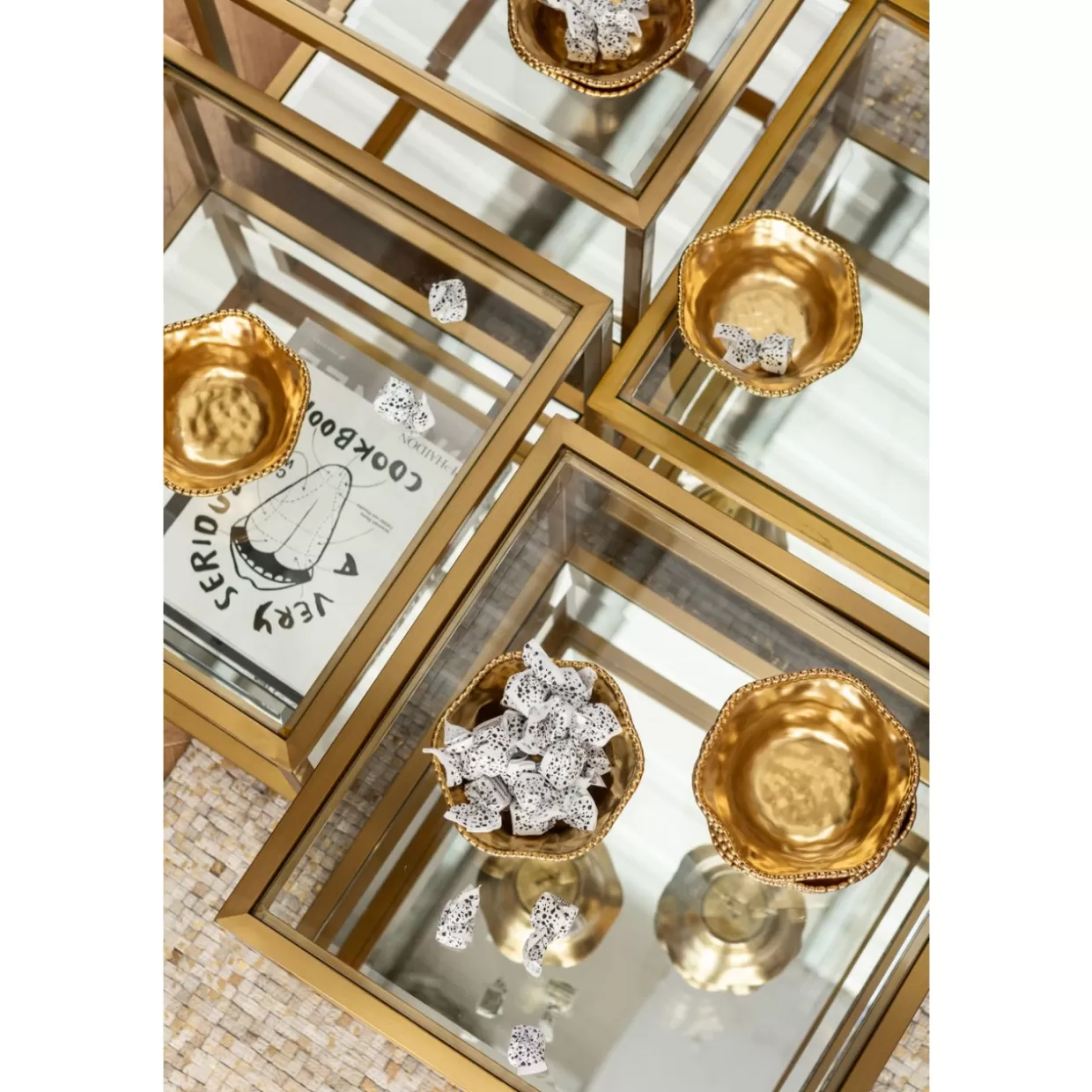 Tavolini Luigi in finitura oro - Set da 4 elementi per salotto con design esclusivo KARE
