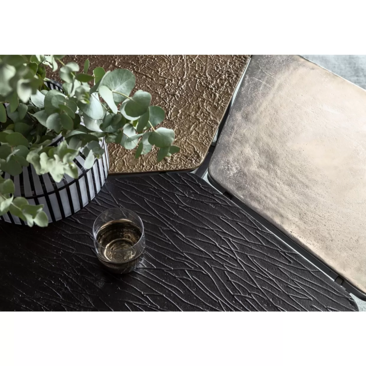Tavolino design KARE con dettaglio Patches - Misure 103x102 cm, ideale per soggiorno moderno
