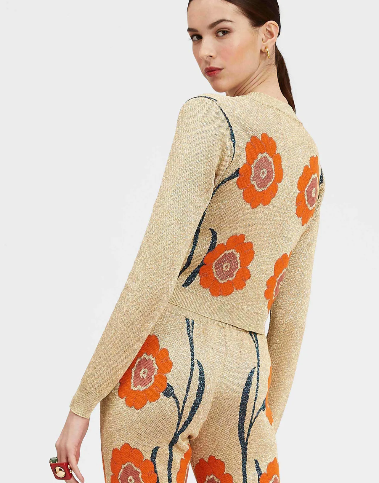 Maglione Corto Daisychain con Ricamo Lurex - Collezione Autunno/Inverno La DoubleJ  
Fantasia Arancione e Oro Jacquard con Filati Metallizzati  
Modello Oversize Elegante con Motivo Fiorale per Stile Femminile Chic