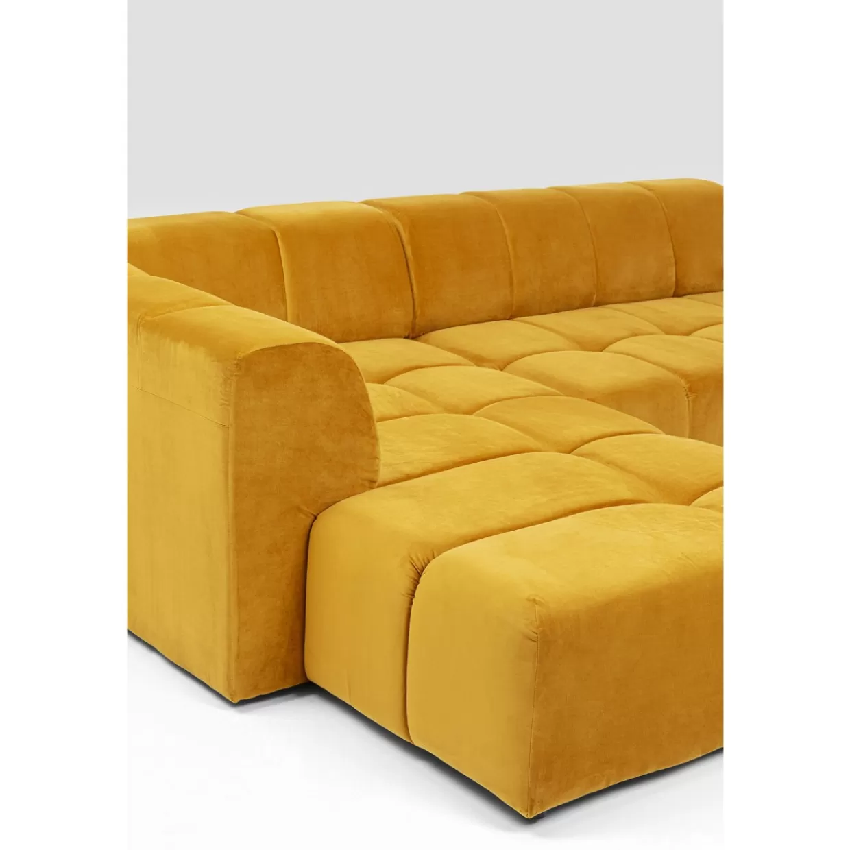 Divano Angolare Belami in Tessuto – Design Modulare con Rivestimento in Tonalità Ambra Calda | Collezione KARE