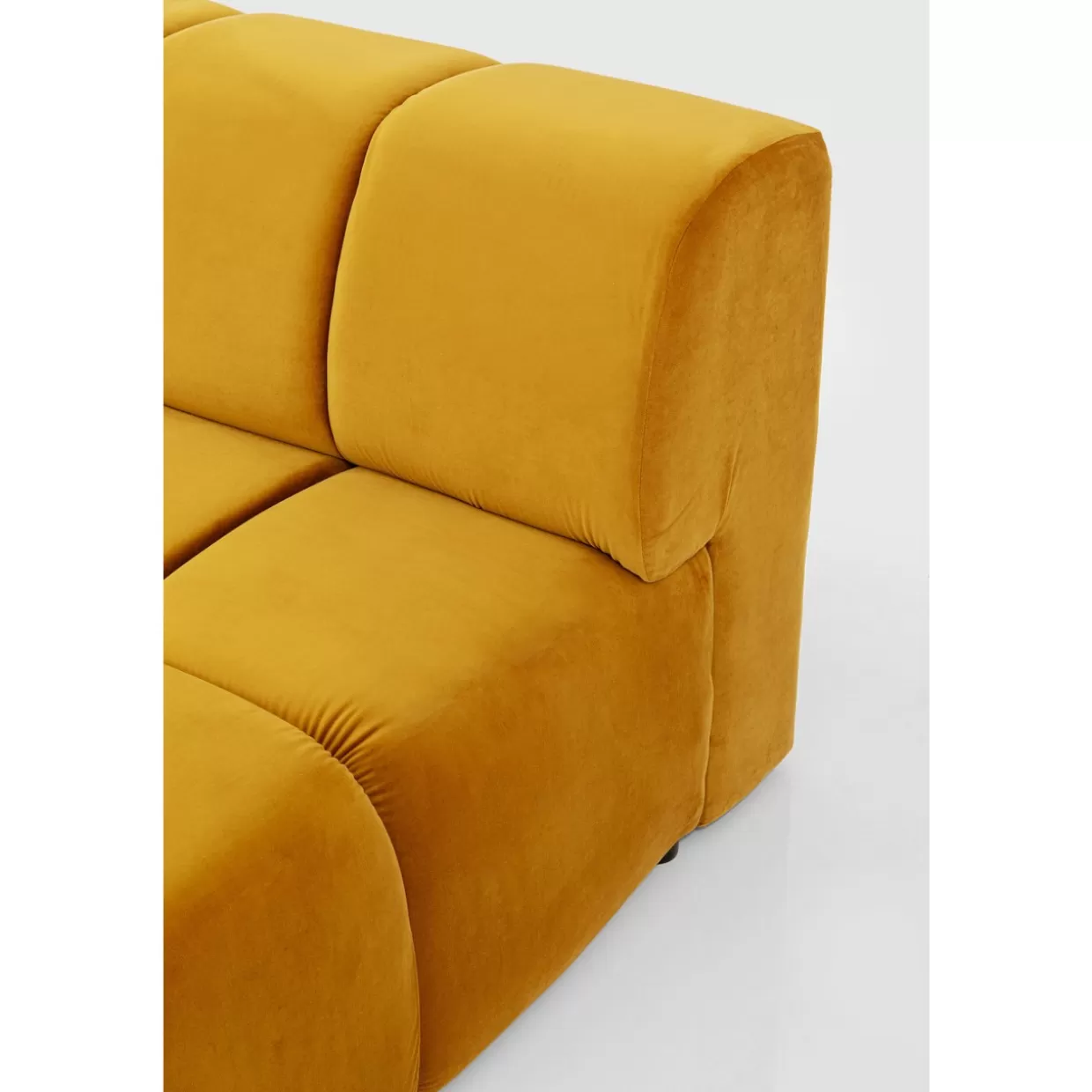Divano Angolare Belami in Tessuto – Design Modulare con Rivestimento in Tonalità Ambra Calda | Collezione KARE