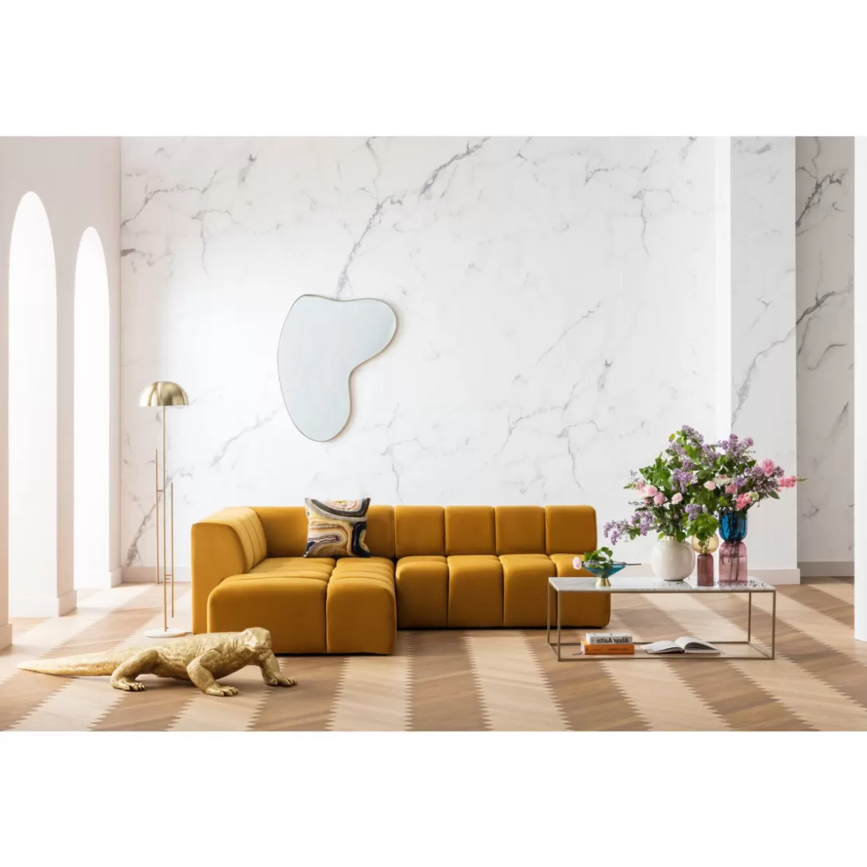 Divano Angolare Belami in Tessuto – Design Modulare con Rivestimento in Tonalità Ambra Calda | Collezione KARE