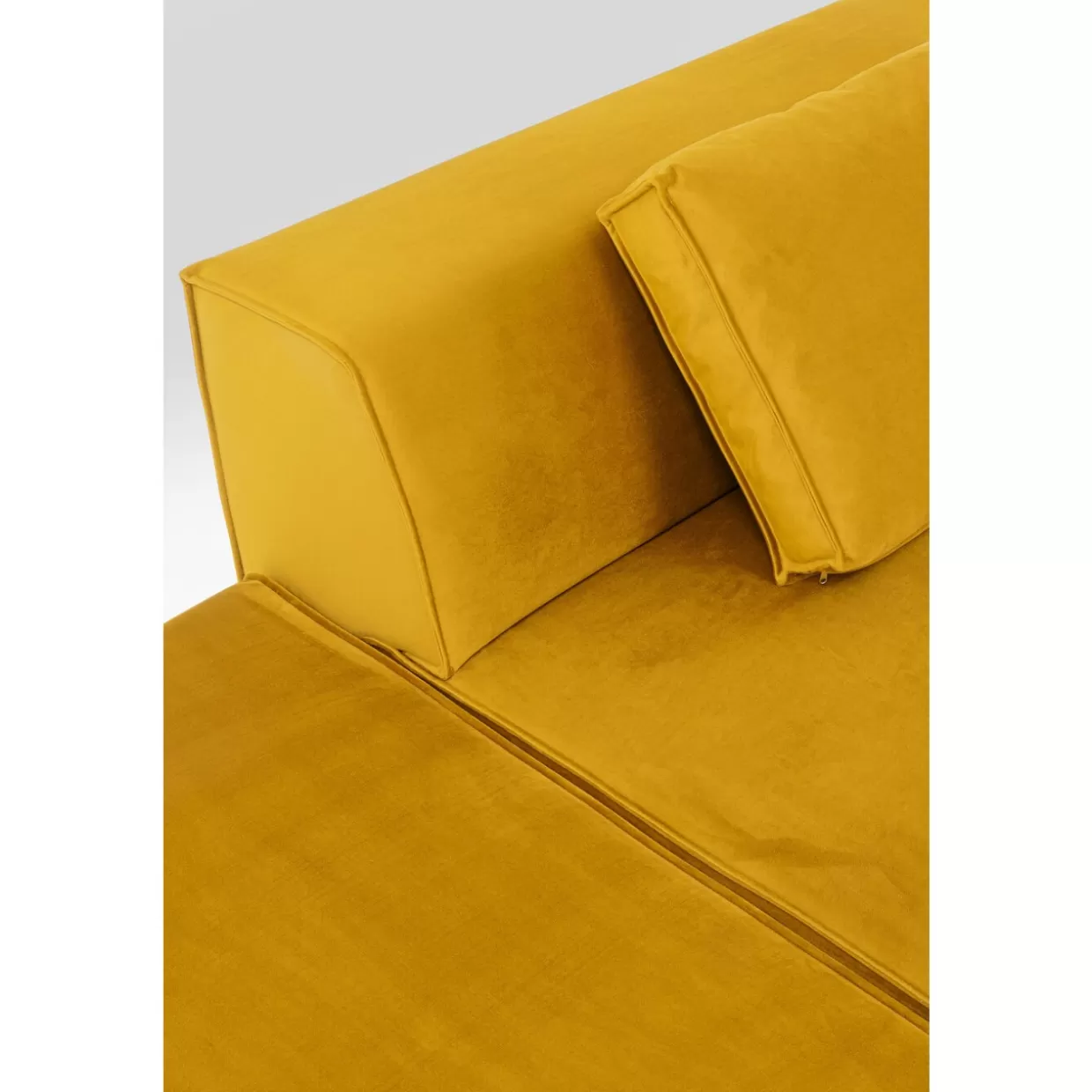 Divano Angolare Modulabile KARE con Pouf Infinity - Design Avanguardistico in Tonalità Ambra, Configurabile Lato Destro con Rivestimento in Tessuto Pregiato