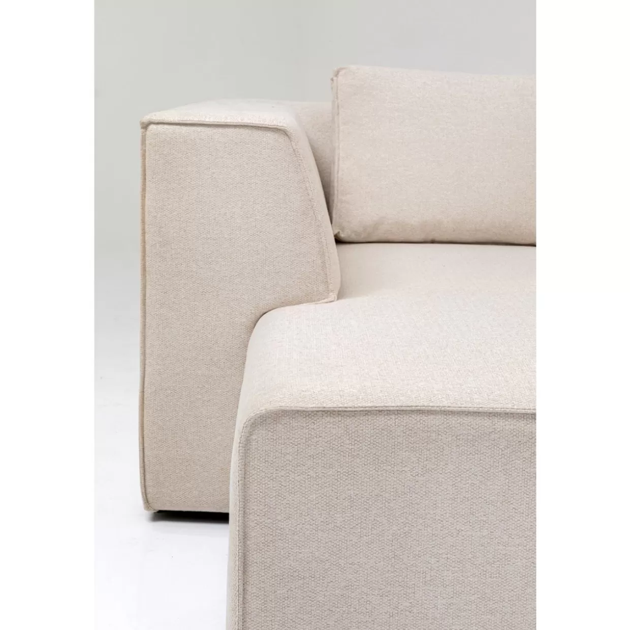 Divano angolare Infinity con poggiapiedi integrato in tessuto crema chiaro - Design moderno KARE