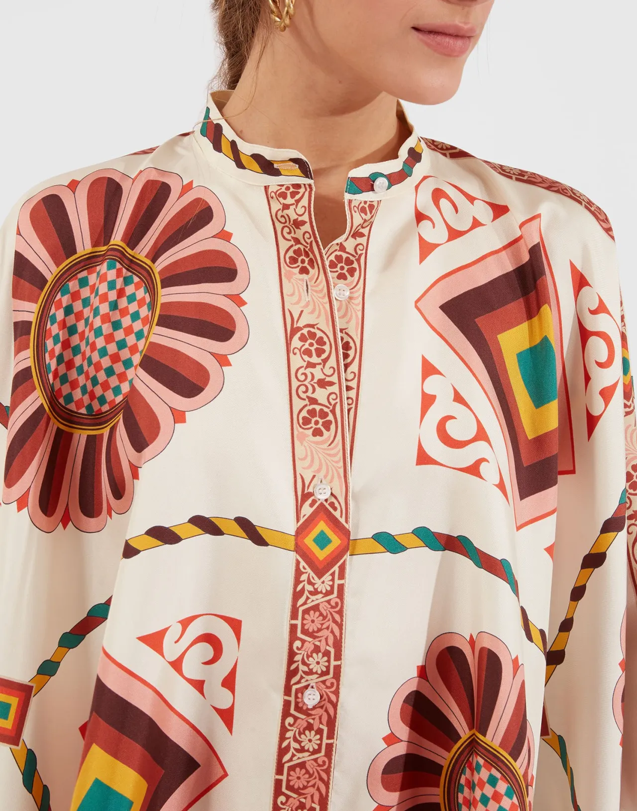 La DoubleJ Outlet - Camicia con Foulard in Seta Twill, Motivo a Tessere Oversize e Disegno Armonioso