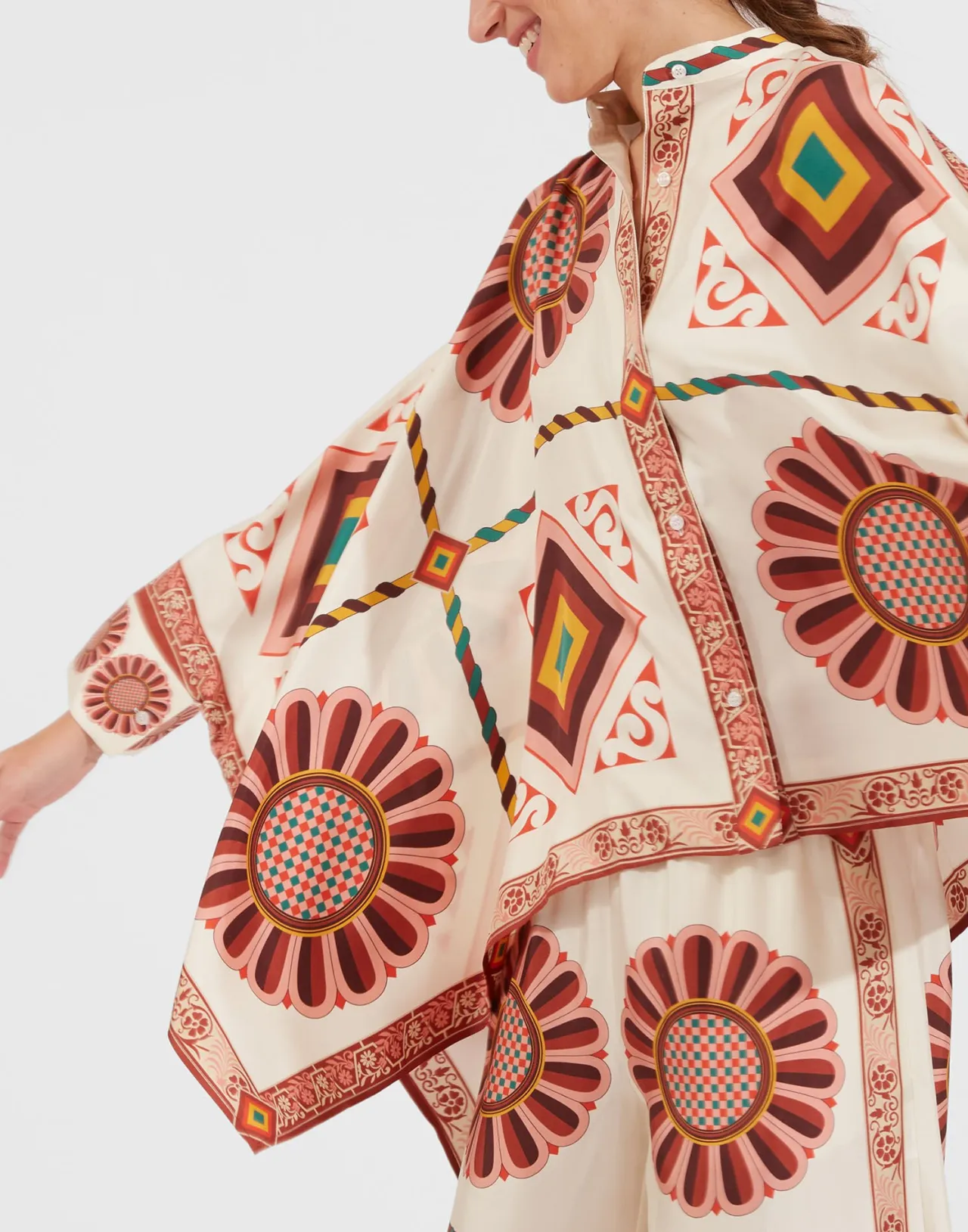 La DoubleJ Outlet - Camicia con Foulard in Seta Twill, Motivo a Tessere Oversize e Disegno Armonioso