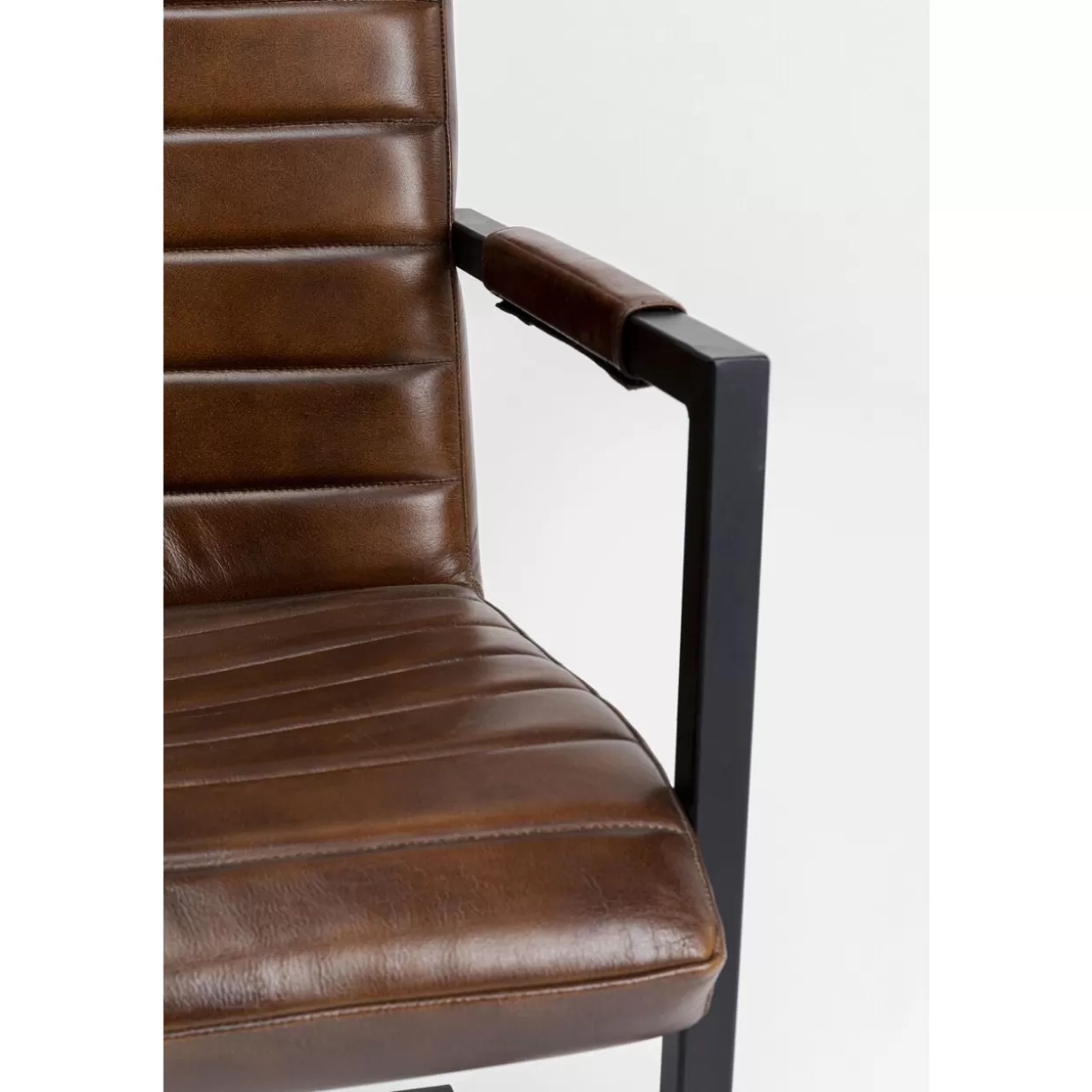 Sedia Lola in pelle marrone scuro - Design iconico e comfort moderno | Collezione KARE