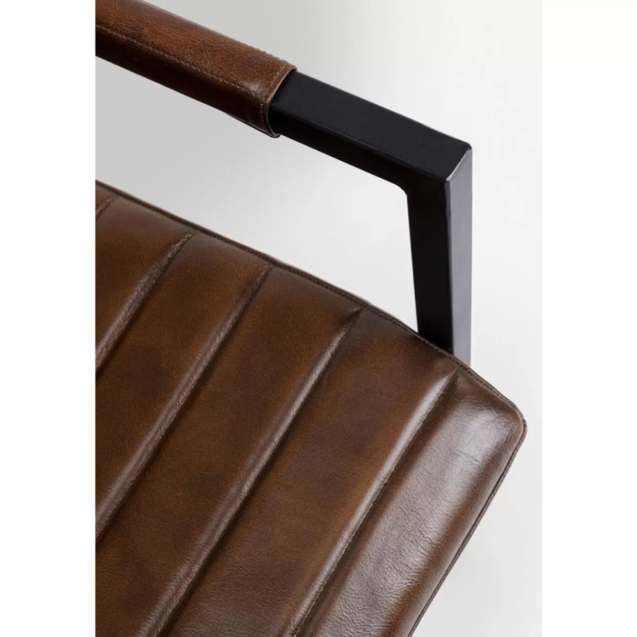 Sedia Lola in pelle marrone scuro - Design iconico e comfort moderno | Collezione KARE