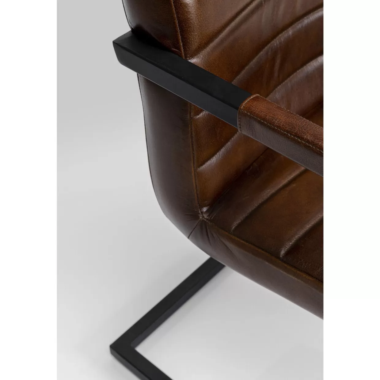 Sedia Lola in pelle marrone scuro - Design iconico e comfort moderno | Collezione KARE