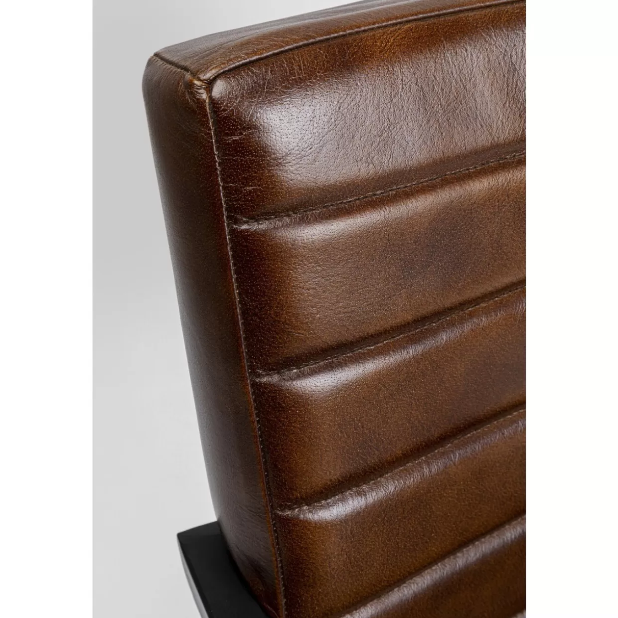 Sedia Lola in pelle marrone scuro - Design iconico e comfort moderno | Collezione KARE