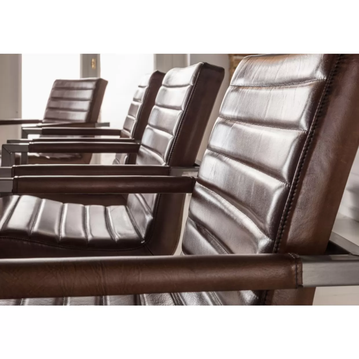 KARE Design: Sedia Freischwinger Riffle in Pelle Marrone Bisonte - Dettaglio Iconico per Arredi Moderni