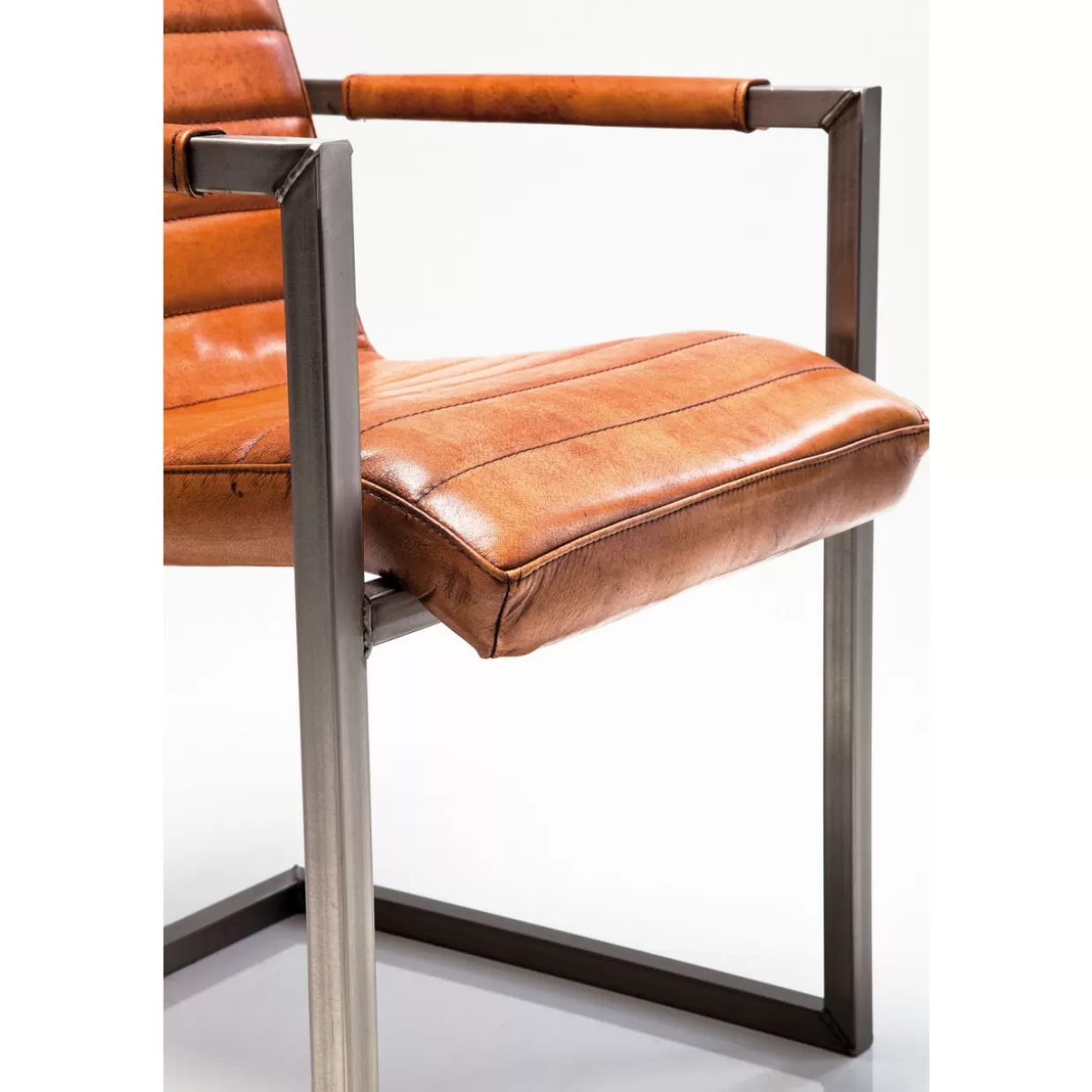 KARE Design: Sedia Freischwinger Riffle in Pelle Marrone Bisonte - Dettaglio Iconico per Arredi Moderni