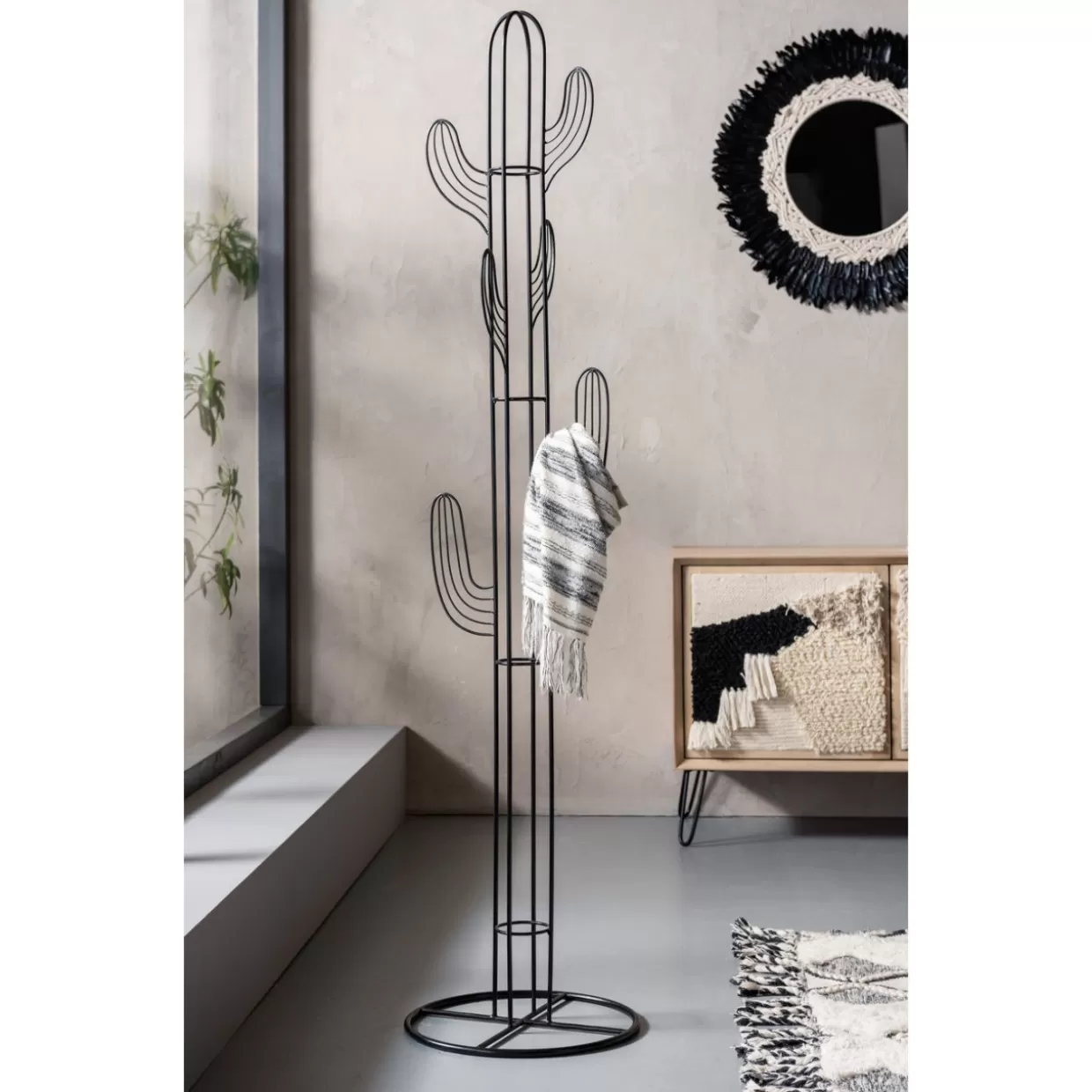 KARE Design - Attaccapanni Design Cactus, Complemento d'Arredo Moderno per Ingresso o Soggiorno 

Alternativa creativa: 
Attaccapanni Originale a Forma di Pianta Grassa con Stile Contemporaneo - Soluzione Pratica per Appendiabiti con Design Cactus KARE 

Versione colloquiale:
Appendiabiti Artistico Cactus - Complemento Funzionale per Casa con Design Esclusivo KARE, Ideale per Ambienti Moderni 

Opzione descrittiva:
Portacappelli Scultoreo a Tema Desertico - Attaccapanni da Pavimento Cactus con Base Stabile, Design Unico KARE per Arredamento Creativo
