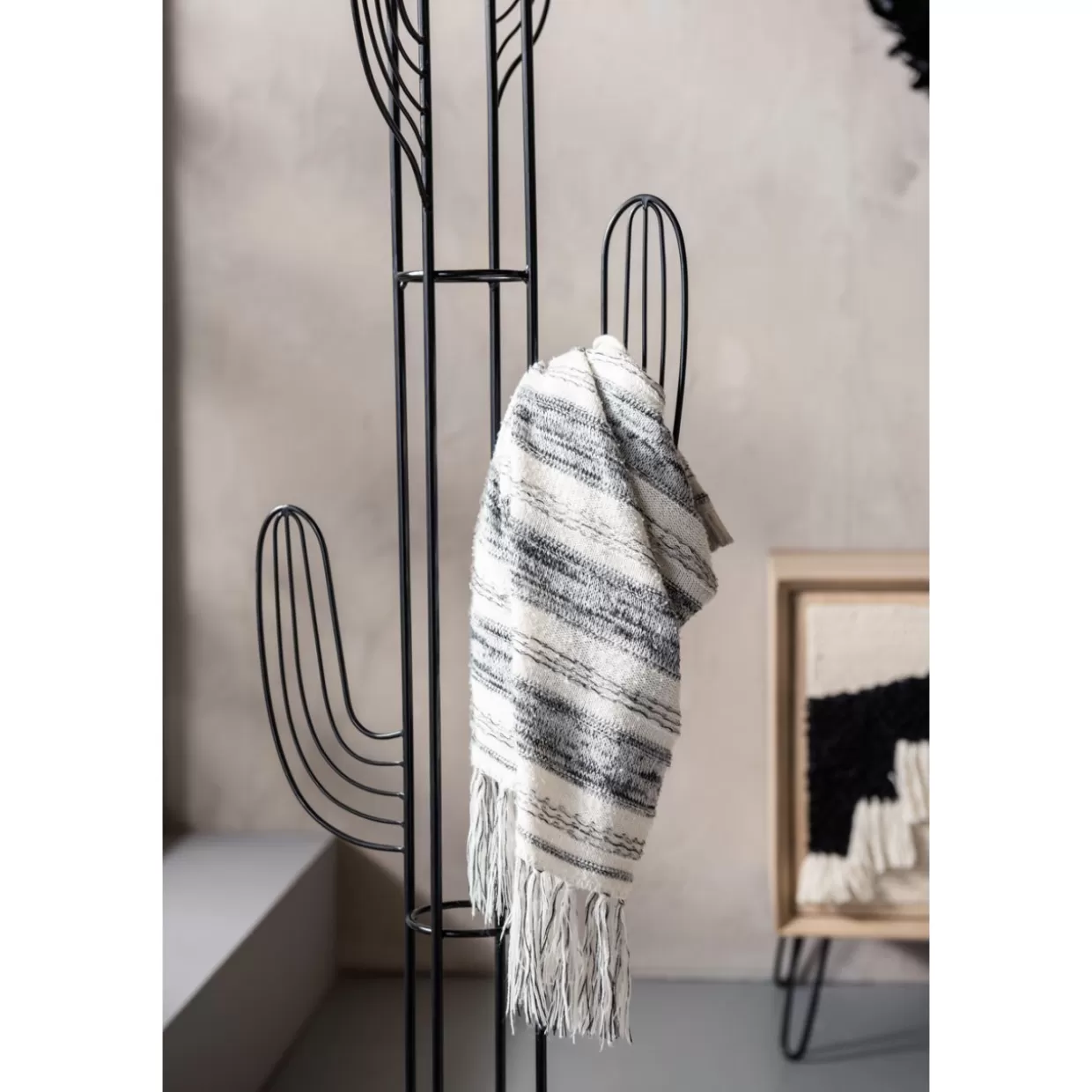 KARE Design - Attaccapanni Design Cactus, Complemento d'Arredo Moderno per Ingresso o Soggiorno 

Alternativa creativa: 
Attaccapanni Originale a Forma di Pianta Grassa con Stile Contemporaneo - Soluzione Pratica per Appendiabiti con Design Cactus KARE 

Versione colloquiale:
Appendiabiti Artistico Cactus - Complemento Funzionale per Casa con Design Esclusivo KARE, Ideale per Ambienti Moderni 

Opzione descrittiva:
Portacappelli Scultoreo a Tema Desertico - Attaccapanni da Pavimento Cactus con Base Stabile, Design Unico KARE per Arredamento Creativo