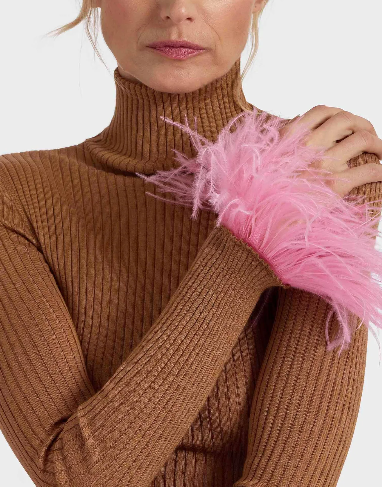 Maglia Alta Vita La DoubleJ in Cashmere Seta Rigato - Beige Sabbia con Decorazioni di Piume (In Saldo)
