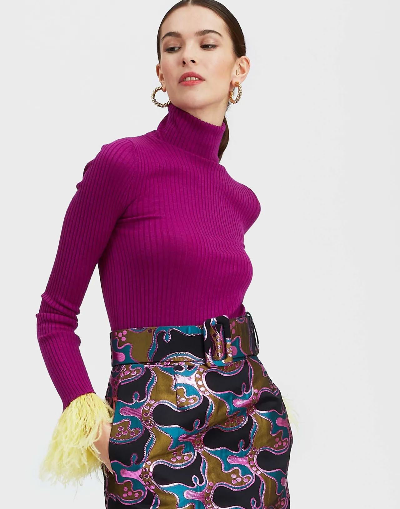 La DoubleJ: Maglia Alta Calzata Elegante in Cashmere Seta Rigato Viola con Decorazioni di Piume