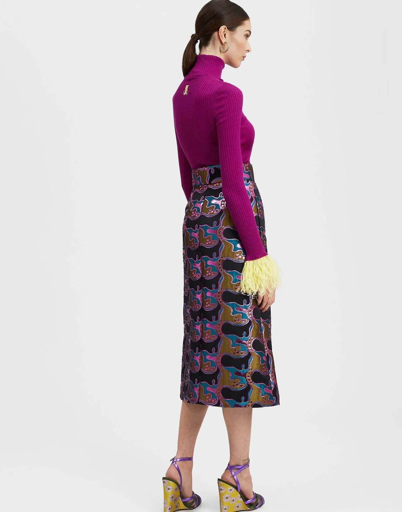 La DoubleJ: Maglia Alta Calzata Elegante in Cashmere Seta Rigato Viola con Decorazioni di Piume