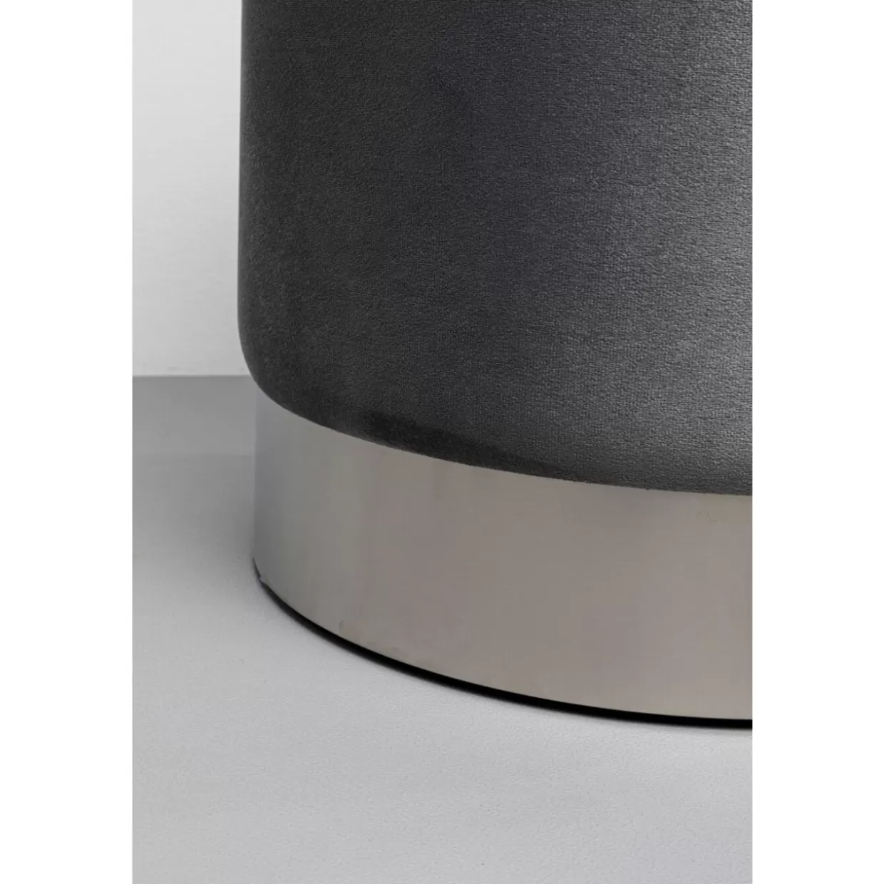 Due Panche Moderne con Contenitore - Design Funzionale in Tonalità Grigio Argentato (Set Completo)

Alternativa più naturale:
Comodi sgabelli portaoggetti KARE Design - Set da 2 pezzi in nuance ciliegio e argento fumé