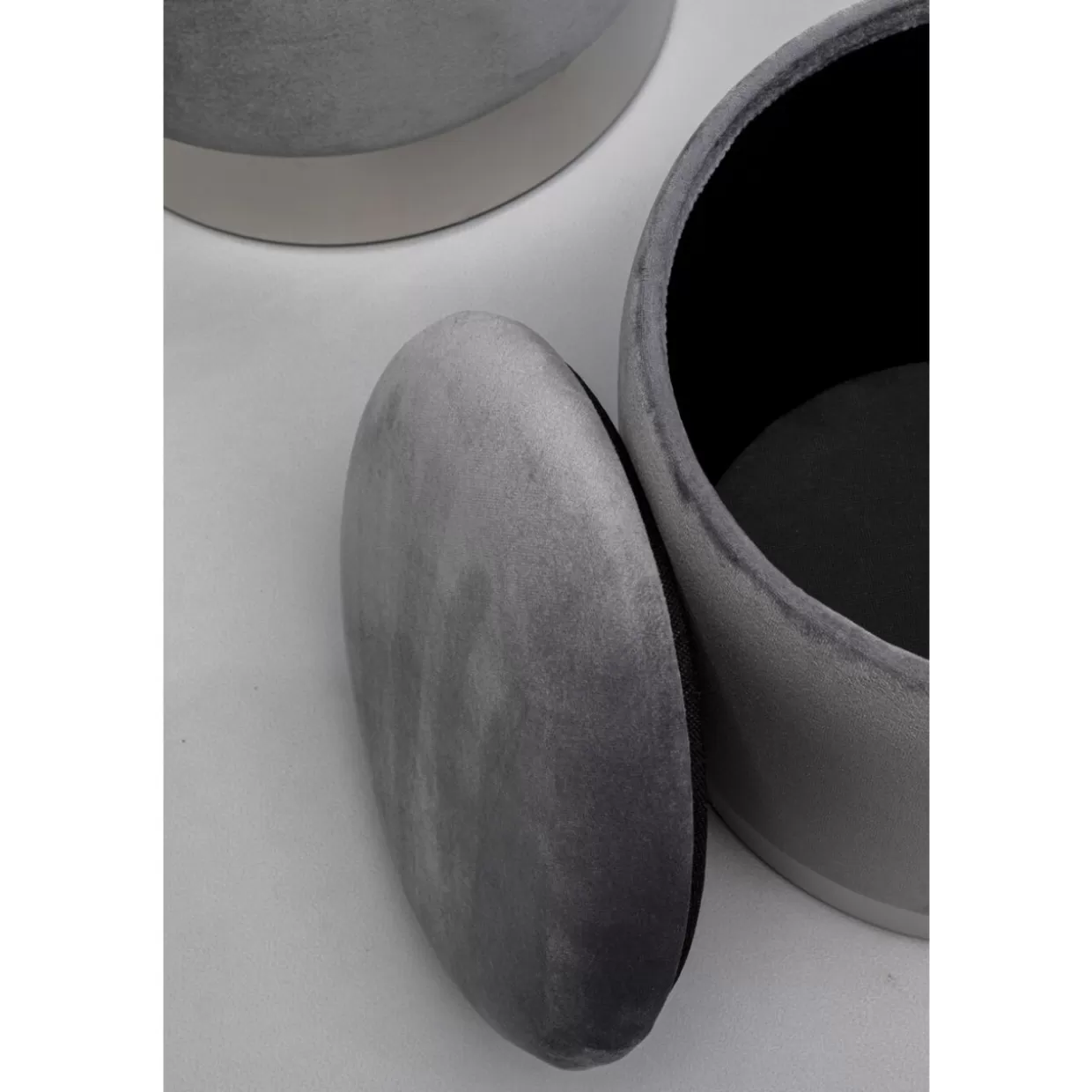 Due Panche Moderne con Contenitore - Design Funzionale in Tonalità Grigio Argentato (Set Completo)

Alternativa più naturale:
Comodi sgabelli portaoggetti KARE Design - Set da 2 pezzi in nuance ciliegio e argento fumé